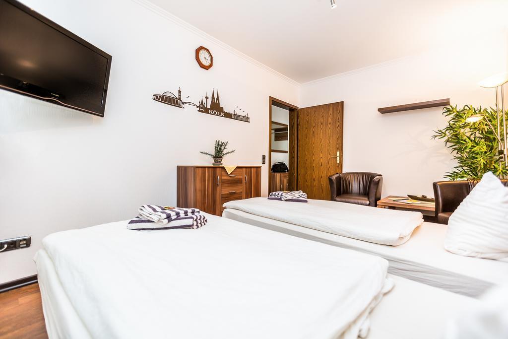 Hotel Schuetze Superior Huerth Room photo